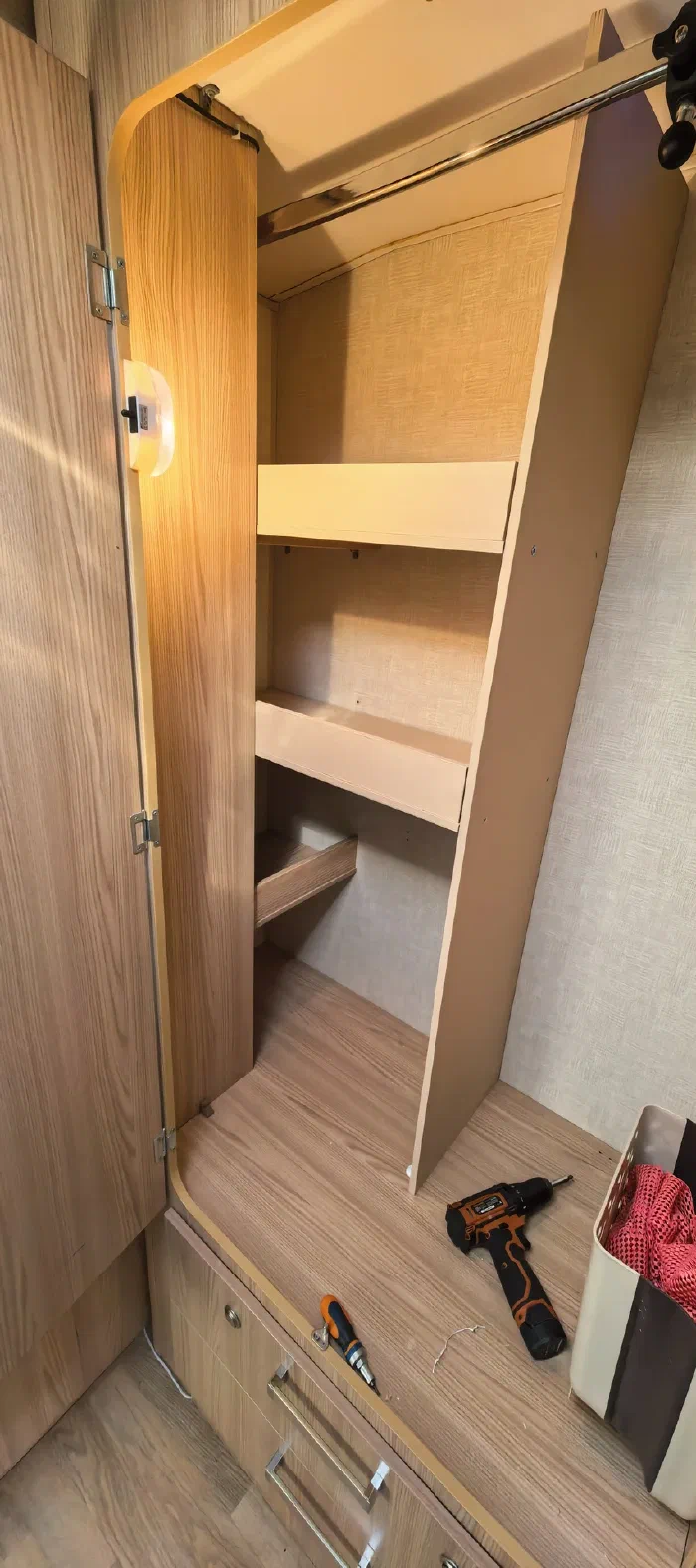 Установка новых полок в шкафу