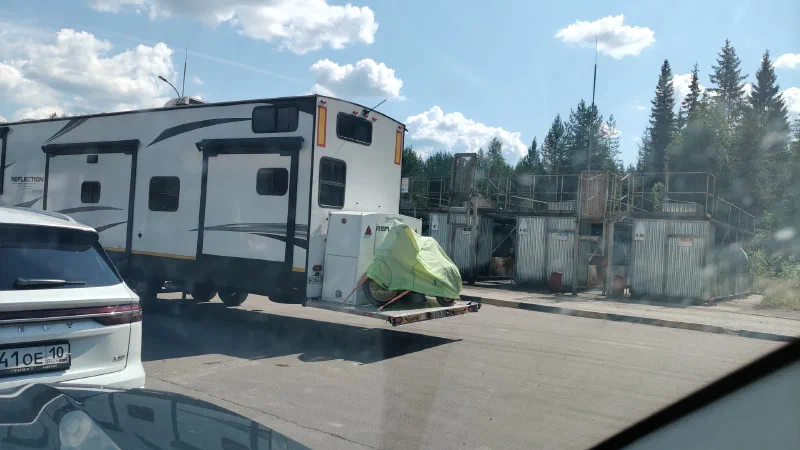 Ещё и тащит его чем типа типа Раптора, ага