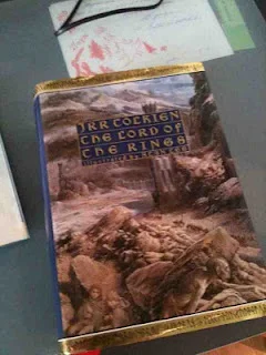 Не пошёл у меня Толкиен в электрическом виде, прямо никак. А мне надо - ибо говорят там язык очень хорош и вообще культурный слой. Прикупил на Амазоне с большой скидкой юбилейное издание к столетию автора с картинками. 1300 страниц, дорогой переплёт, все дела. Даже если и так не осилю - ну Никите понравится, он большой фанат этой саги.