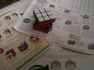 Обложившись тремя разными методиками и выбирая из них понятные моменты, я это собрал таки, Кубик Рубик. Слава Интернетам, где можно найти даже такие пособия