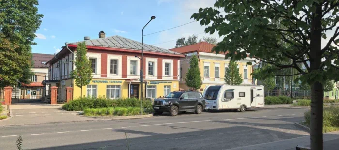 встали на ужин в Череповце, модная у них там очень улица нынче - Советский проспект в его центральной части.