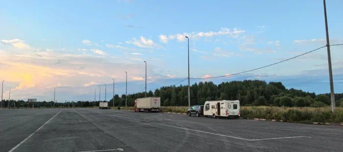 эти водителей фур нормальные - встали, стоят себе тихо, отсыпаются, а вот те черти что по ночам приезжали и каждый тарахтел своим дизелем не выключая движков - тем кочергу в жопу, конечно.