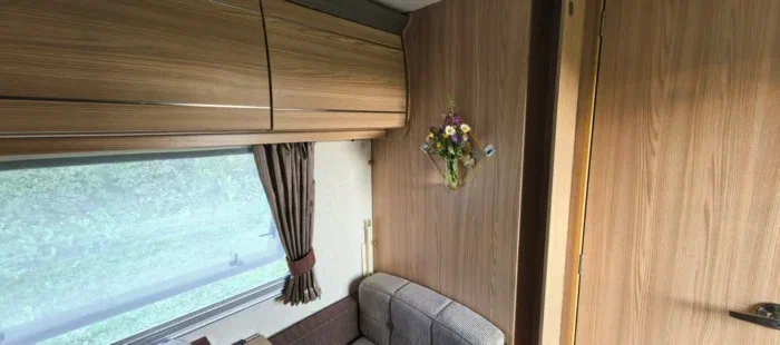 мелочи по декору - придумали подвесить вазу, по мере доступности набираем туда полевых цветов, умудряются доехать на несколько сотен км не растерявшись.