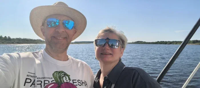 радостные на пароме, ещё же не в курсе…