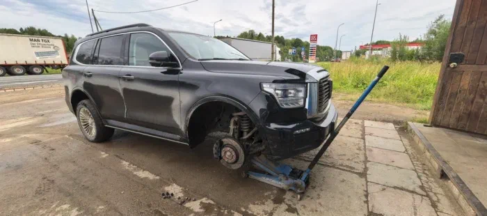 Удачно заскочили в шиномонтажку, вытащили саморез из правого переднего, по бортам машины отлично видно какие там вокруг парома дороги :)