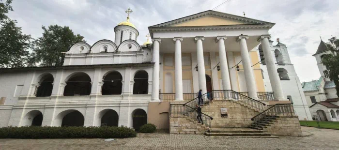 Прилепить Дом Культуры  Железнодорожников к храму? Да пожалуйста!